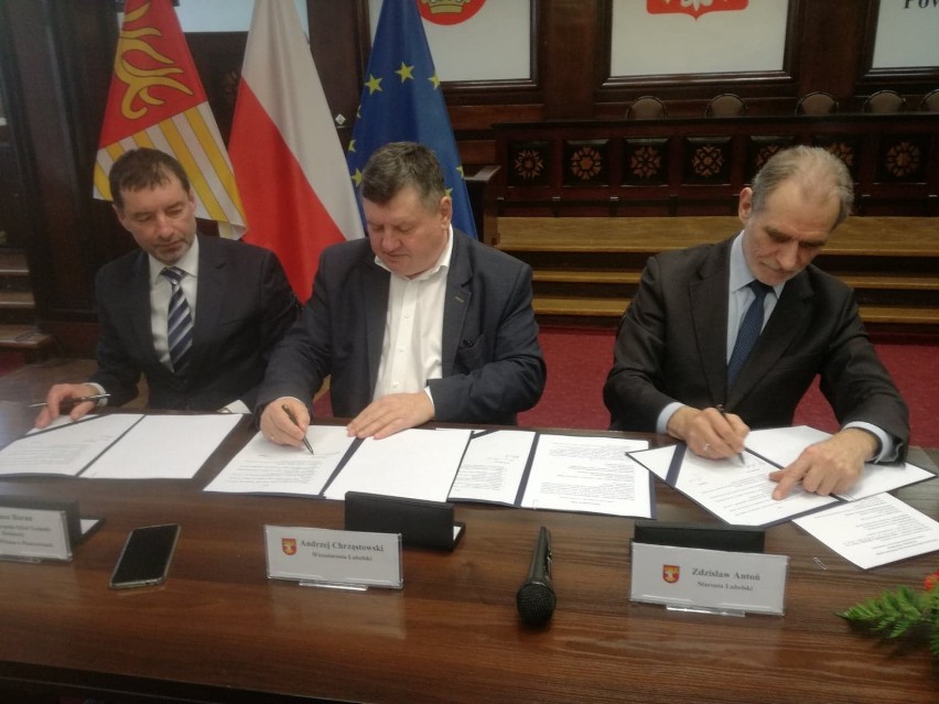 Przedstawiciele powiatu lubelskiego podpisali umowę na powstanie specjalnej pracowni w Zespole szkół Techniki Rolnej w Piotrowicach
