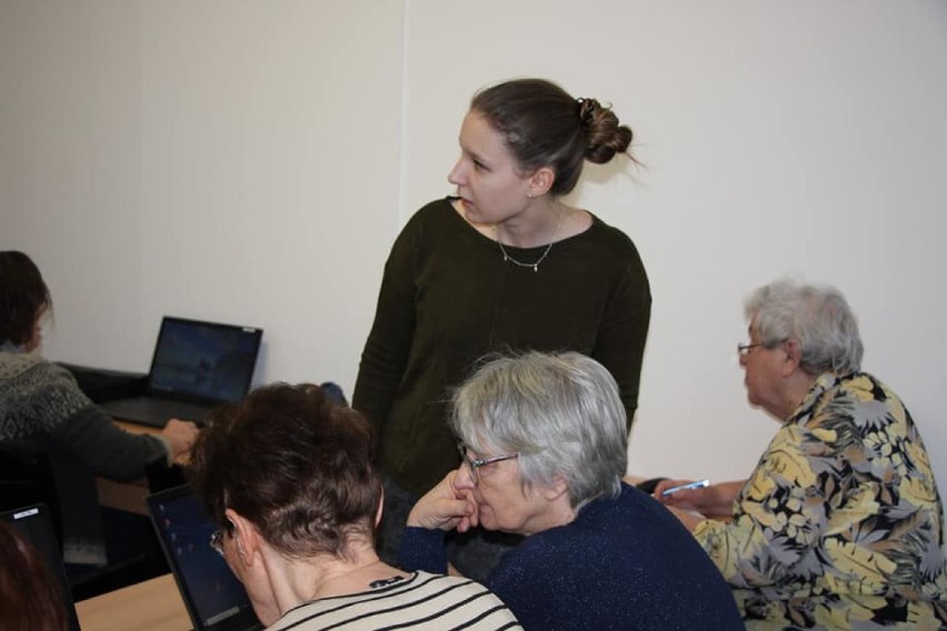 Seniorzy uczestniczą w projekcie "Cyfrowa Wielkopolska" w Krajeńskim Ośrodku Kultury