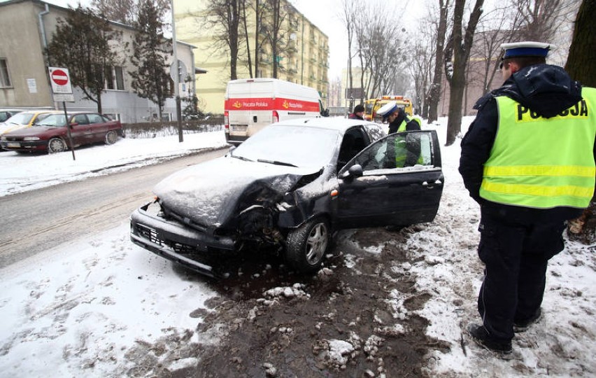 Wypadek na Klonowej w Łodzi. Samochód wjechał w drzewo