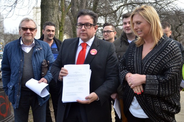 Radni Twojego Ruchu zbierają podpisy przeciwko ustawieniu pomnika Lecha Kaczyńskiego w Łodzi