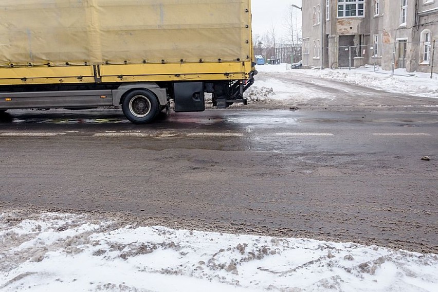 Razem ze śniegiem stopniał asfalt na wielu ulicach Wałbrzycha. Zobaczcie, ile pojawiło się dziur na wałbrzyskich drogach(ZDJĘCIA)
