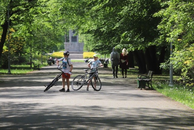 Park Kościuszki w Katowicach w sobotę 16 maja wypełnił się spacerowiczami Zobacz kolejne zdjęcia/plansze. Przesuwaj zdjęcia w prawo - naciśnij strzałkę lub przycisk NASTĘPNE