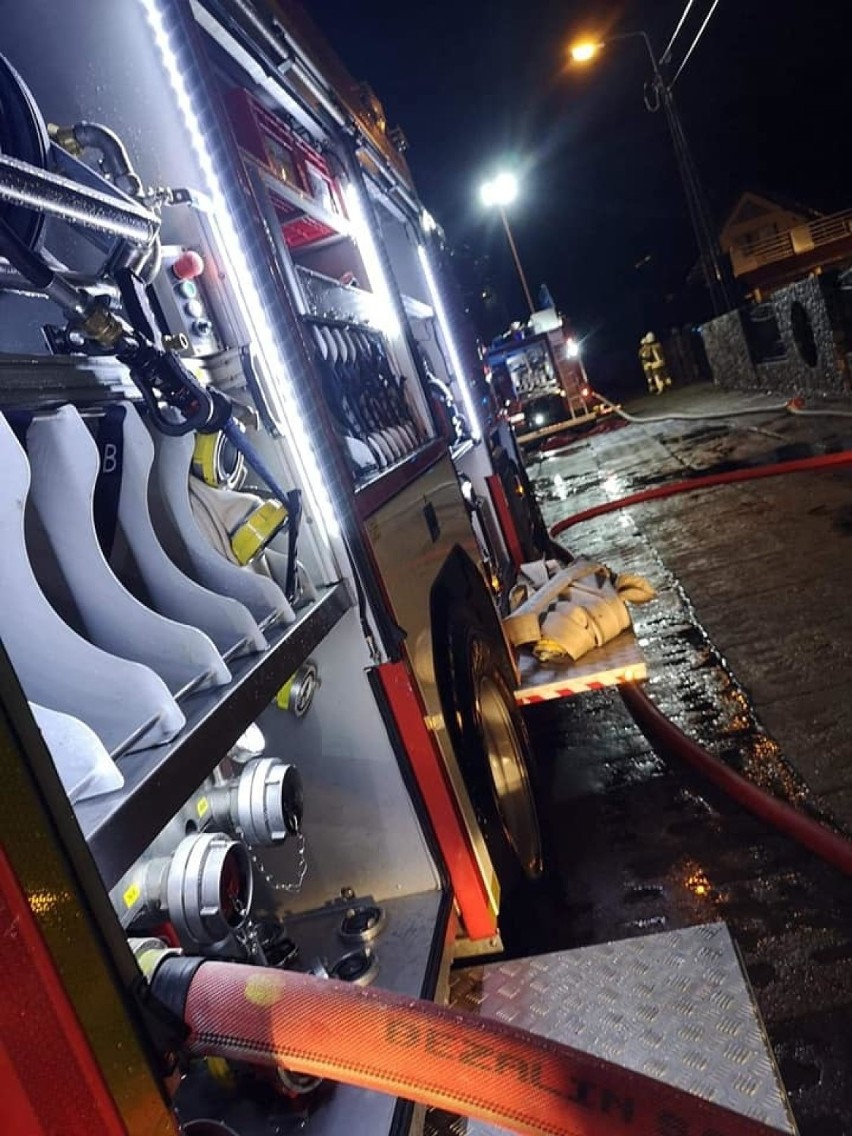 Pożar poddasza w Chłapowie 1.01.2019. Na miejscu pracowało kilka zastępów straży pożarnej. Oświadczenie strażaków z OSP [zdjęcia, wideo]