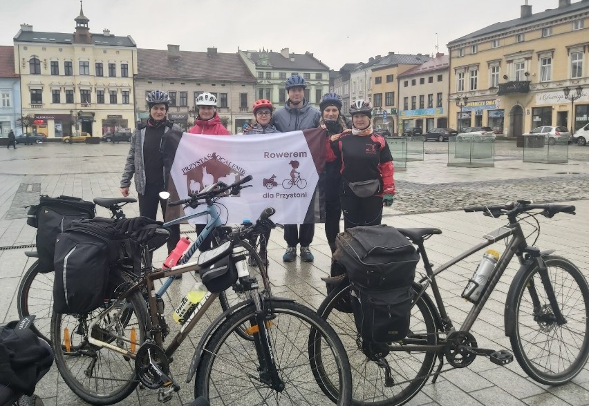 Tyskie Szpilki podczas swojej akcji "Rowerem dla Przystani"