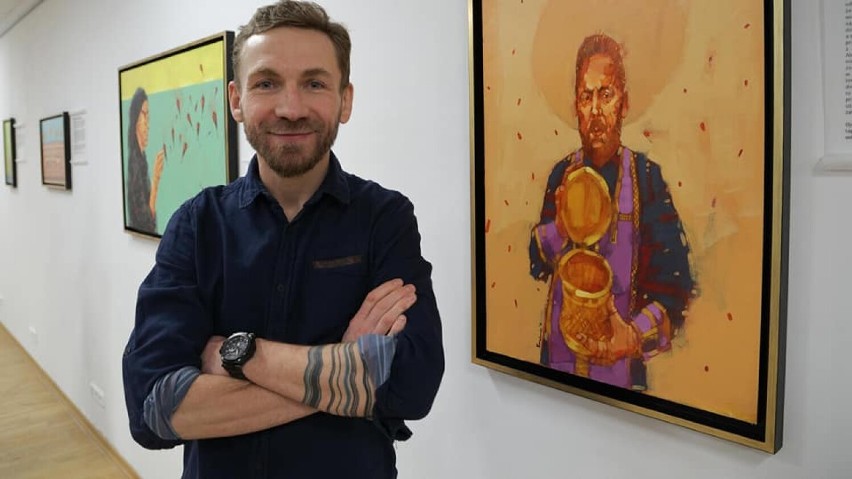 Dziennikarz TTV, podróżnik i artysta malarz Przemek Kossakowski o sobie w kontekście wystawy w Ińsku: "skompromitowany celebryta"