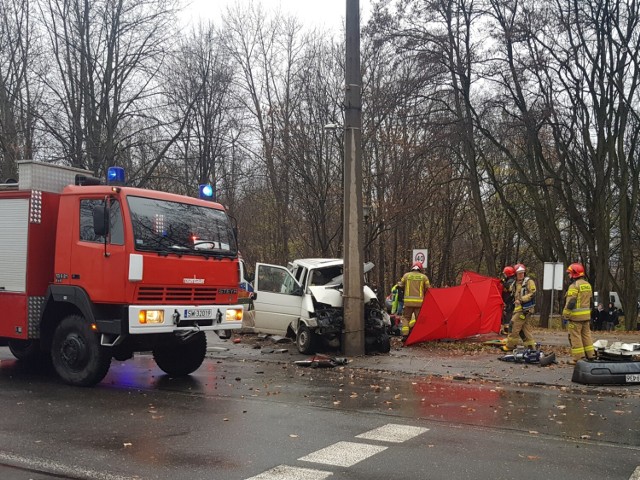 Wypadek w Świętochłowicach. Nie żyje mężczyzna, który samochodem zderzył się z tramwajem.