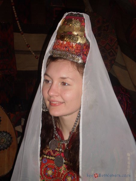 Bohaterka artykułu w tradycyjnym stroju ślubnym.