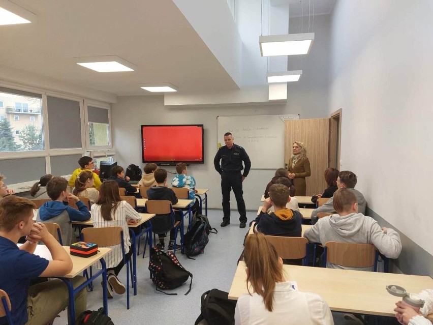 Policjanci w elbląskich szkołach. Wiedza, profilaktyka to podstawy bezpieczeństwa