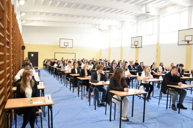 Około 200 maturzystów w powiecie międzychodzkim pisze dzisiaj egzamin z języka polskiego. Zajrzeliśmy rano do Zespołu Szkół Technicznych w Międzychodzie (4.05.2023).