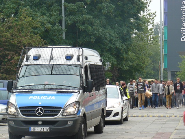 W czwartek, przed godz. 16, ul. Skorupki w Łodzi, przeszedł wesoły pochód studentów Politechniki Łódzkiej.