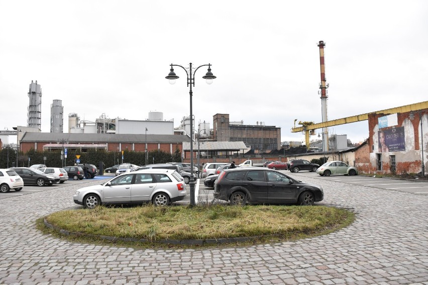 Strefa Płatnego Parkowania w okolicach dworca w Malborku. Internauci wytknęli, że kierowcy unikają opłat i zostawiają auta na chodnikach