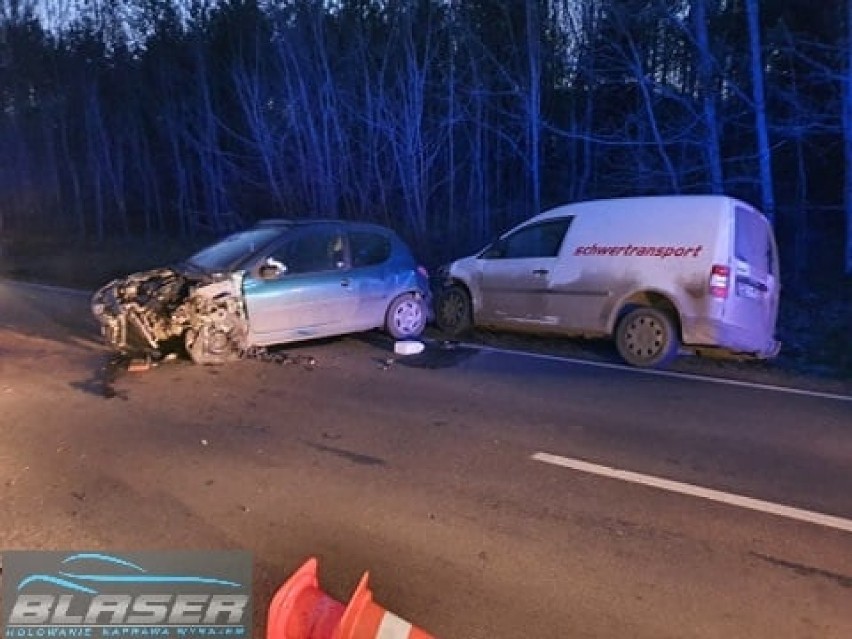 Rybki (gm. Nowa Wieś L.). Wypadek z udziałem czterech samochodów. Jedna osoba w szpitalu