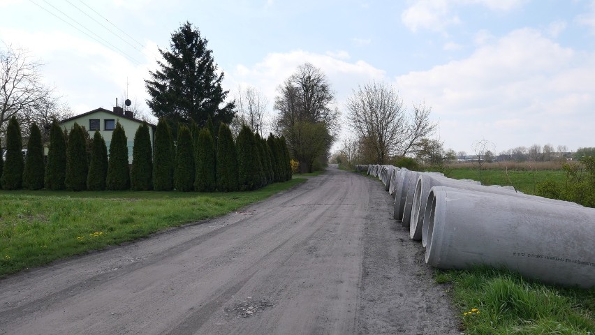 Ulica Młynarska w Poddębicach zyska asfalt. Umowa podpisana. To dziewiąta inwestycja drogowa gminy w tym roku (zdjęcia)