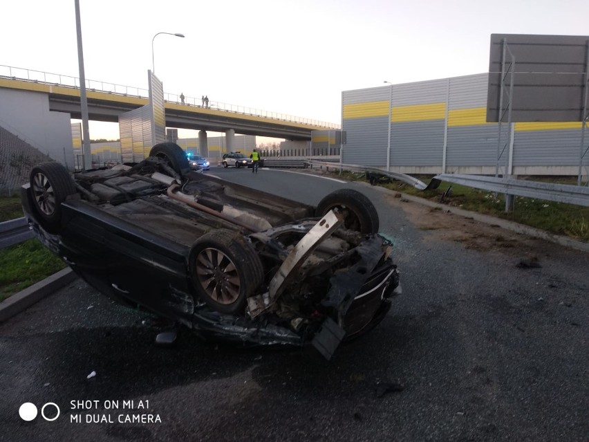 Wypadek na S8. Samochód dachował na MOP Paprotnia [zdjęcia]
