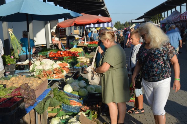 Co, ile kosztuje na rynku przy Mickiewicza w Zduńskiej Woli? Sprawdziliśmy ceny warzyw, owoców