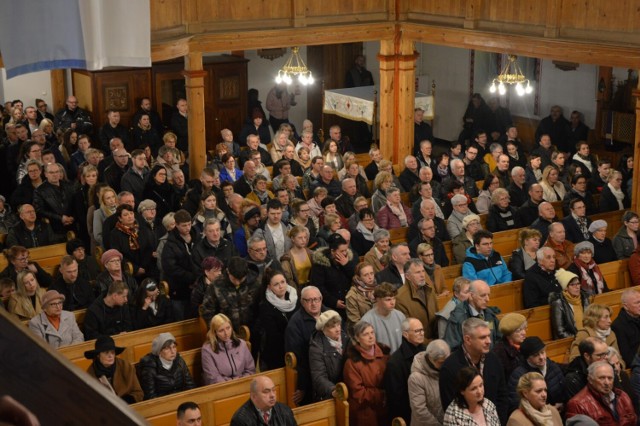 Choć w Wielki Piątek wierni nie mają obowiązku uczestniczyć w liturgii, to na godzinę 18 do kościoła parafii pw. Najświętszej Maryi Panny Królowej Polski stawili się tłumnie, wypełniając świątynię.