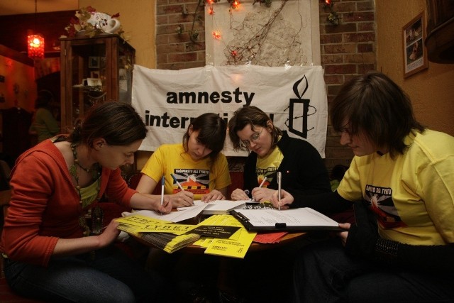 Co roku  Amnesty International organizuje, także w Trójmieście, Maraton Pisania Listów Amnesty International ws. respektowania praw człowieka