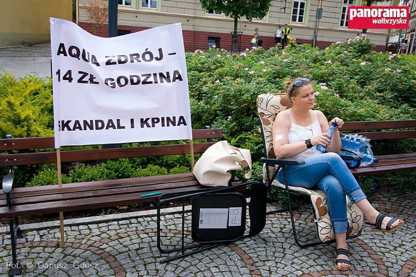 Wałbrzych: Happening przed ratuszem "Basen dla Wałbrzycha"