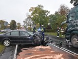 Volkswagen czołowo zderzył się z ciężarową scanią w centrum Człuchowa. Kierująca osobówka nie miała prawa jazdy