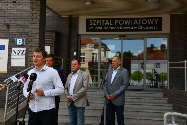 Konferencja przed Szpitalem Powiatowym w Chodzieży