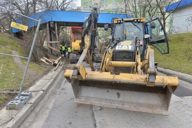 W środę ciężki sprzęt oraz robotnicy z warszawskiej firmy Skanska przystąpili do burzenia kładki nad ulicą Osiedlową. W jej miejscu stanie nowa wraz z pochylniami dla osób niepełnosprawnych.