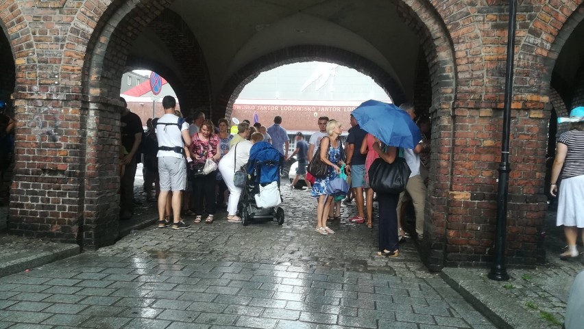 Burza w Katowicach: Odpust u św. Anny w Nikiszowcu w strugach deszczu [ZDJĘCIA, WIDEO]