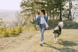 Jakie efekty daje spacerowanie z psem? Poznaj 7 zalet wyprowadzania pupila. To nie tylko odchudzanie! Skorzystają też serce i głowa