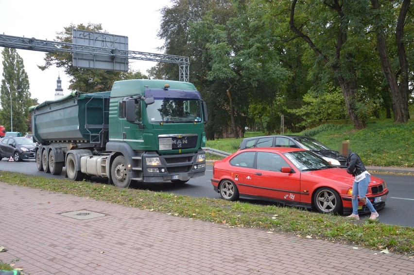 Poranne zderzenie auta i ciężarówki zakorkowały duże rondo w Głogowie