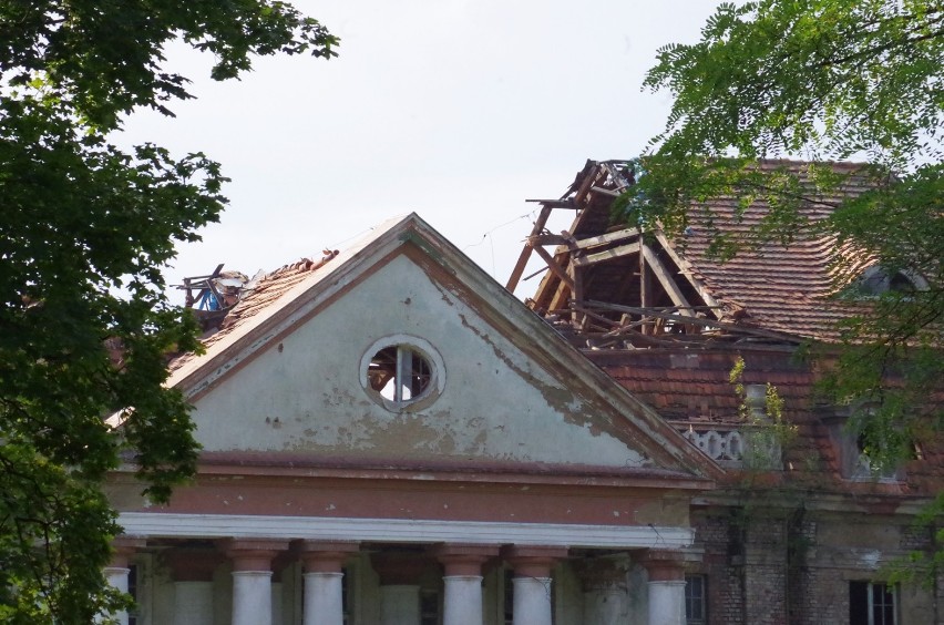 Zawalił się dach pałacu Neuhof w Legnicy przy ul. Nowodworskiej