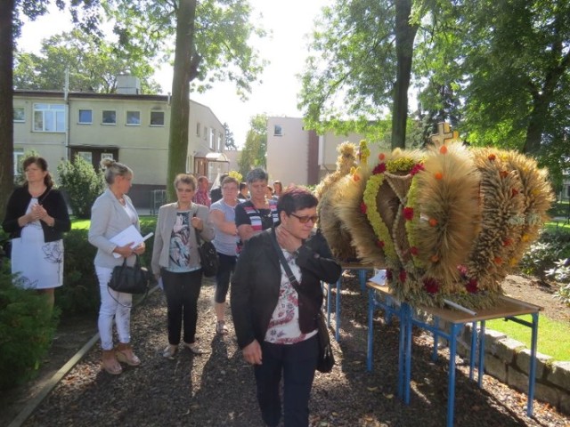 Na powiatowy konkurs wieńców i ozdób dożynkowych zorganizowany w parku przy starostwie zgłoszono 27 prac.
Zgłoszone kompozycje oceniało konkursowe jury w składzie: 
Pani Danuta Grzyb - Przewodnicząca Komisji 
Pani Justyna Prajs - Członek Komisji 
Pani Edyta Blank -Tadra - Członek Komisji 
W konkursie wieńców przyznano następujące nagrody i wyróżnienia: 
1. kategoria Najpiękniejszy Wieniec Dożynkowy 
I miejsce - KGW KONOJADY wieniec nr 4 
II miejsce - KGW KAWKI wieniec nr 2 
III miejsce w kwocie - KGW GRABÓWIEC wieniec nr 7 
2. kategoria Najpiękniejsza Ozdoba Dożynkowa 
I miejsce - KGW CHOJNO ozdoba nr 25 
II miejsce - KGW BRUDZAWY ozdoba nr 20 
III miejsce SOŁECTWO GÓRZNO WYBUDOWANIE ozdoba nr 19 
Wyróżnienia specjalne 
1. Wyróżnienie Pani Danuty Grzyb - Przewodniczącej Regionalnej Rady Kół Gospodyń Wiejskich w Toruniu w kwocie 200,00 zł - KGW BOBROWO wieniec nr 6 
2. Wyróżnienie Pana Romana Pytlasińskiego - Przewodniczącego Rady Powiatu w Brodnicy 
w kwocie 100,00 zł - KGW WĄDZYN ozdoba nr 18 
3. Wyróżnienie Pani Anny Małkiewicz - Członka Zarządu Powiatu w Brodnicy w kwocie 200,00 zł KGW GRZYBNO wieniec nr 13 
4. Wyróżnienie Pana Franciszka Zglińskiego - Członka Zarządu Powiatu w Brodnicy w kwocie 200,00 zł KGW GÓRZNO wieniec nr 11 
5. Wyróżnienie Pana Mieczysława Stachowicza - Radnego Powiatu Brodnickiego 
w kwocie 200,00 zł KGW MAŁKI - WYMOKŁE wieniec nr 15 
6. Wyróżnienie Pana Piotra Boińskiego 
w kwocie 200,00 zł KGW SZCZUKA wieniec nr 17 
7. Wyróżnienie Pana Przemysława Górskiego- Burmistrza Miasta i Gminy Jabłonowo Pomorskie 
w kwocie 100,00 zł KGW KONOJADY- wieniec nr 4 
w kwocie 100,00 zł KGW GÓRALE - wieniec nr 8