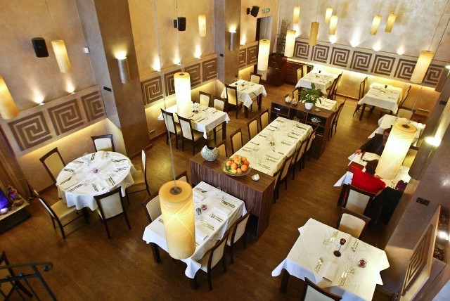 Sala słoneczna w restauracji Akropol - ciepłe światło, muzyka wprowadza nas  w greckie klimaty