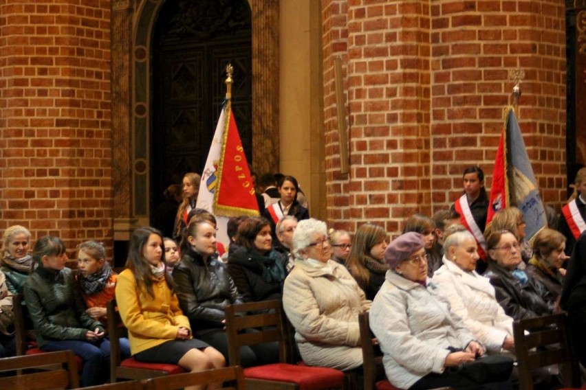 Gniezno: Relikwie bł. Jana Pawła II uroczyście wprowadzone do kaplicy w katedrze