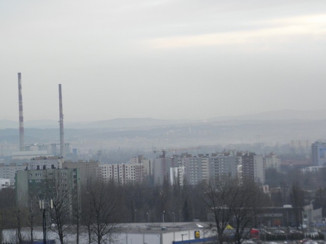 Kraków. Wielka chmura smogu unosi się nad centrum miasta [ZDJĘCIE]
Smog nad Krakowem widziany z góry [PORÓWNAJ DWA ZDJĘCIA]