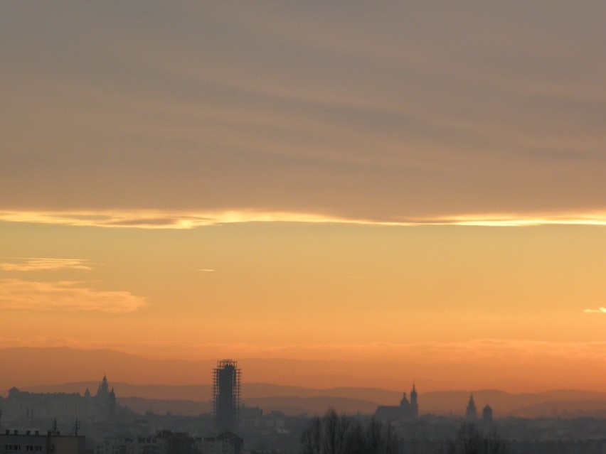 Kraków. Wielka chmura smogu unosi się nad centrum miasta...