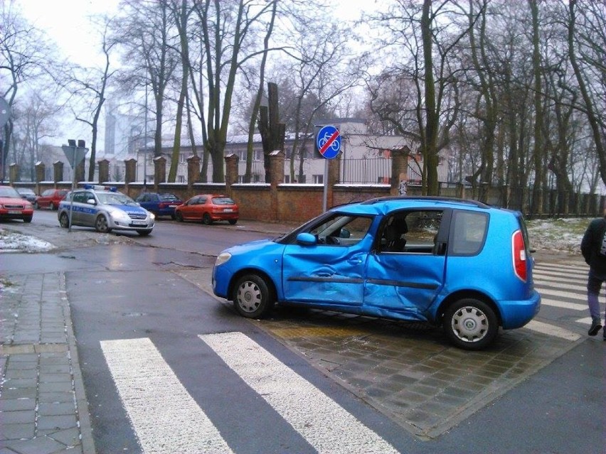 Wypadek: ul. Zgierska przy Biegańskiego w Łodzi. Ranna jedna osoba [ZDJĘCIA]