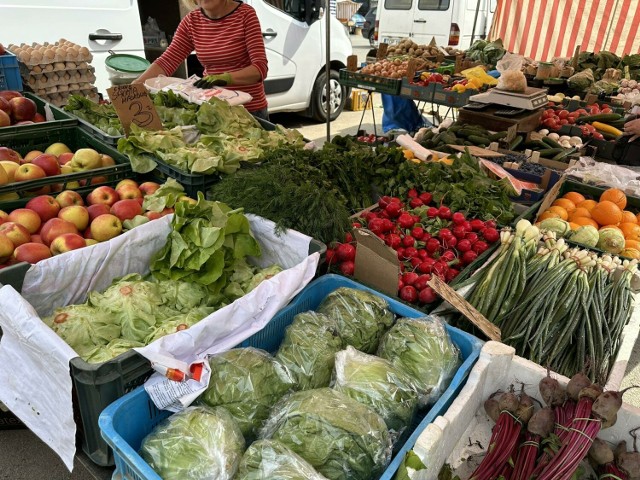 Na ostrowieckim Bazarku wybór owoców i warzyw jest bardzo duży. Zobacz na kolejnych zdjęciach co, i za ile można kupić.