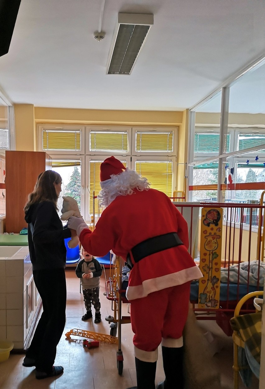Misiasiowe prezenty  dla małych  pacjentów z  oddziału   dziecięcego     w Koninie  