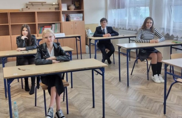 Uczniowie Samorządowej Szkoły Podstawowej numer 3 imienia Jana Pawła II w Kazimierzy Wielkiej przed egzaminem z matematyki.