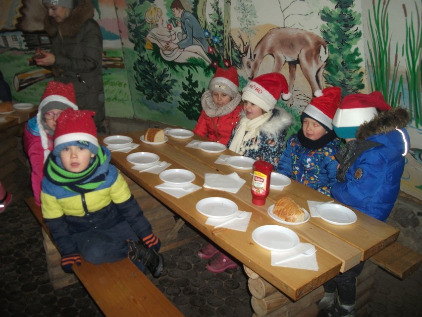 Dzieci z przedszkola w Konopnicy spędziły Mikołajki w Leśniczówki „Przepiórka” w Prądzewie