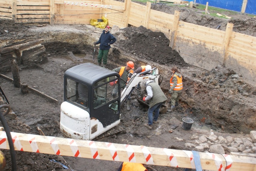 Na Głównym Rynku w Kaliszu archeolodzy odkryli dawną studnię