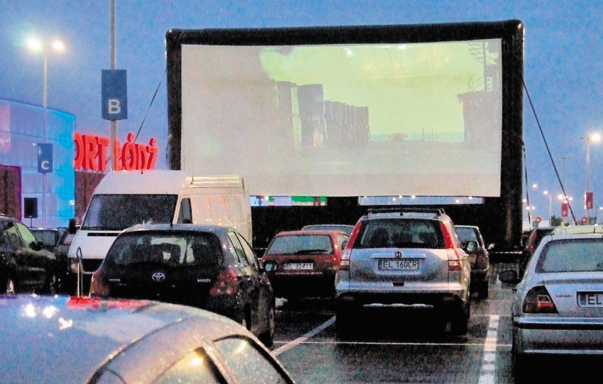 W kinie samochodowym przed IKEĄ zjawiło się w piątkowy...