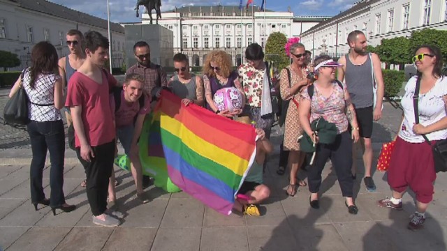 Pokaz mody LGBT przed Pałacem Prezydenckim [wideo]