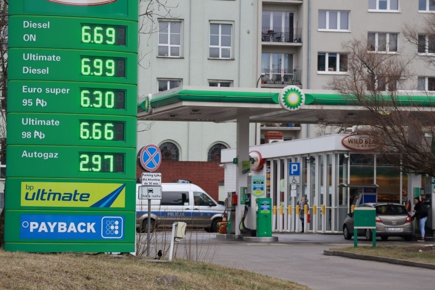 Kolejny tydzień rosną ceny podstawowych paliw, zarówno w...