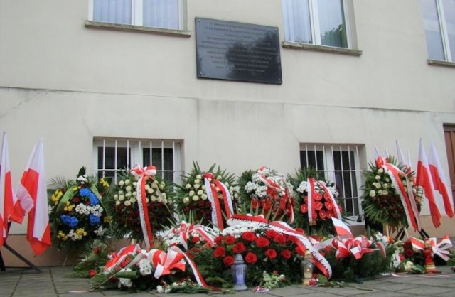 Przed tablicą pamiątkową na historycznym budynku Małopolskiej Uczelni Państwowej w Oświęcimiu, do którego w 1940 roku trafili pierwsi więźniowie, odbędzie się wspólna część uroczystości