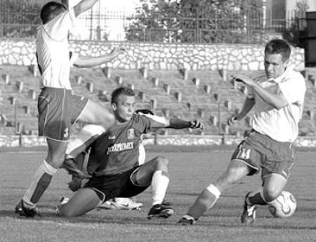 Piłkarze Sparty Lubliniec (jasne  stroje) jako pierwsi w tym sezonie nie zdołali strzelić gola Sarmacji.