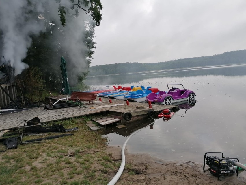 Spaliły się dwa domki letniskowe nad jeziorem Okonin w gminie Ciechocin. Prawdopodobnie to podpalenie
