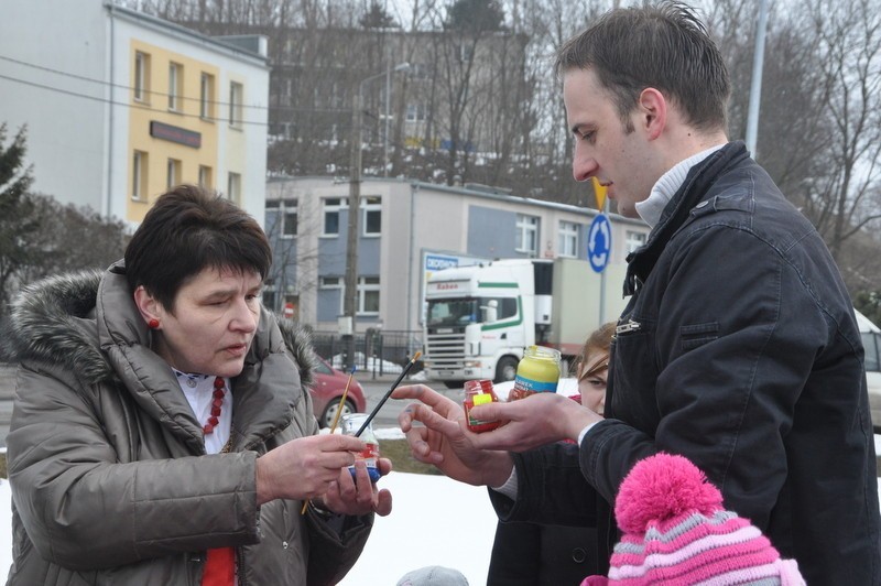 Wielka pisanka w Żukowie. Dwumetrowe jajo z kaszubskimi wzorami stanęło na skwerku w centrum miasta