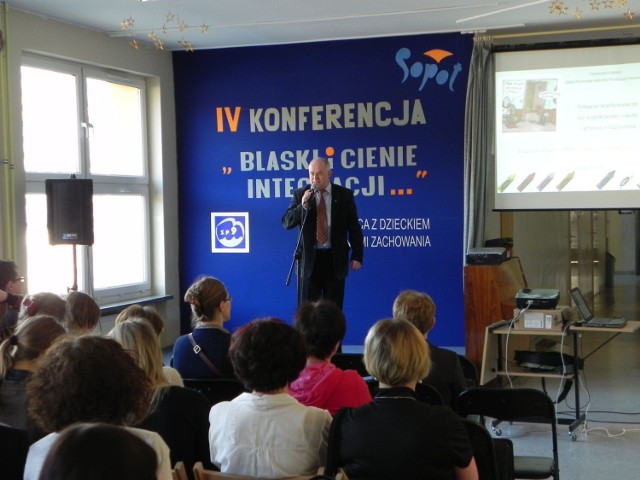 Uczestnik&oacute;w IV Konferencji z cyklu &quot;Blaski i cienie...&quot; przywitał gospodarz - Wojciech Drzewiński - dyrektor szkoły. 
Fot.: Darek Szczecina