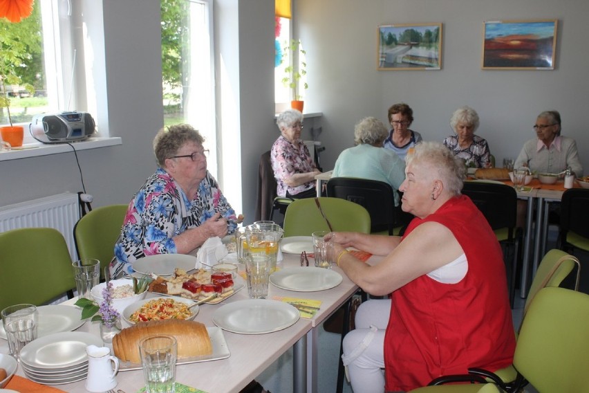 Majówka z seniorami domu dziennego Senior-Wigor. Wesołe jest życie staruszka