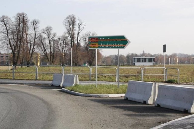 Na razie w ramach przyszłej obwodnicy powstało tylko rondo na drodze krajowej 44 za sprawą gminy, ale wyjazdy w stronę Wadowic i Chrzanowa na razie są zablokowane